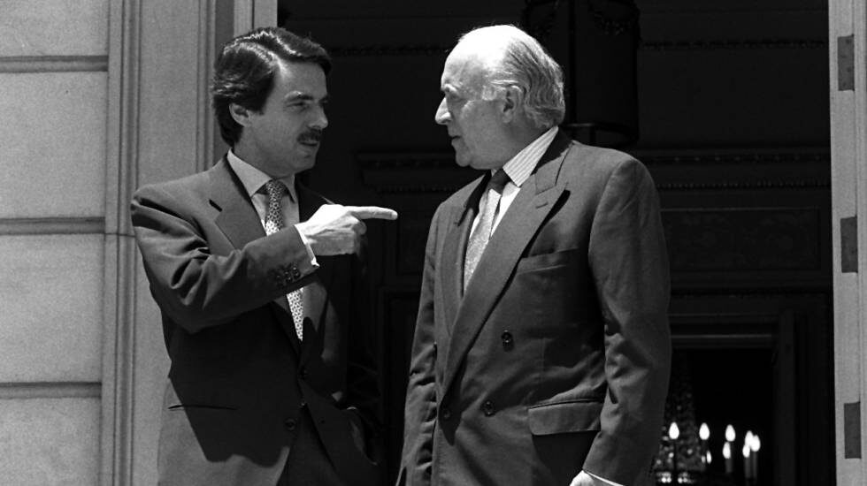 El ex presidente del Gobierno, José María Aznar, junto al ex presidente del PNV, Xabier Arzalluz.