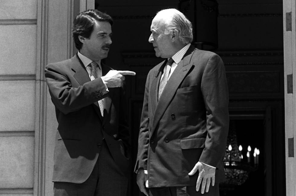 El ex presidente del Gobierno, José María Aznar, junto al ex presidente del PNV, Xabier Arzalluz.