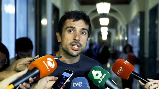El senador de Podemos, Ramón Espinar, atendiendo a los medios la pasada semana.