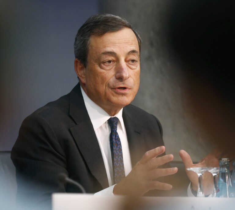 Draghi aplaza hasta diciembre la decisión sobre el futuro de la compra de deuda