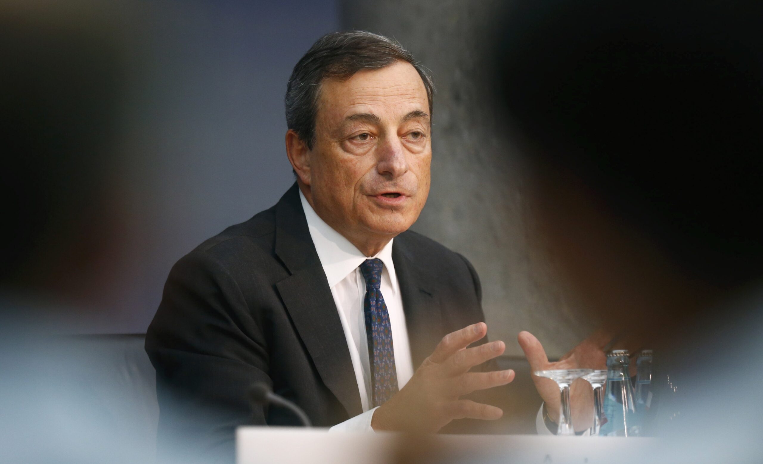 Draghi aplaza hasta diciembre la decisión sobre el futuro de la compra de deuda