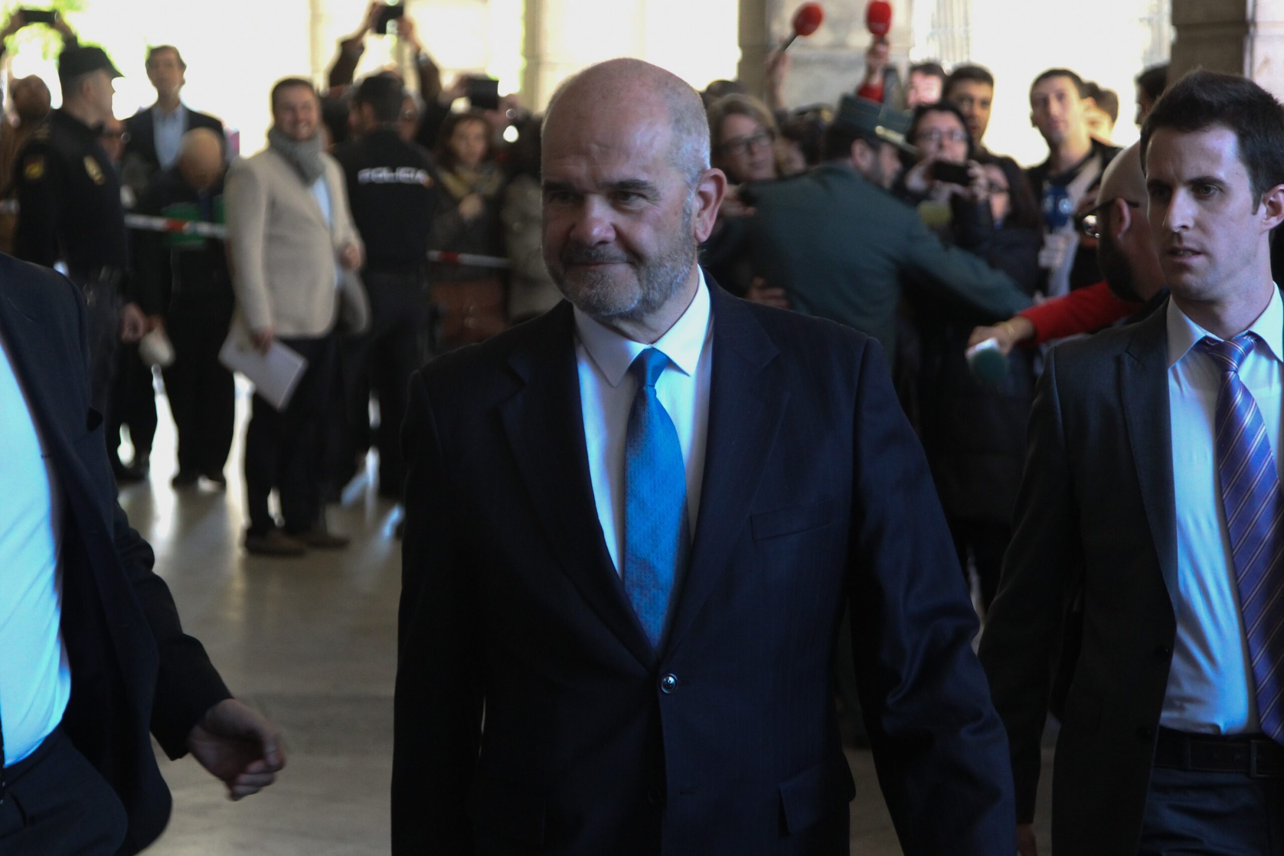 Manuel Chaves, presidente de la Junta de Andalucía entre 1990 y 2009, dirigiéndose a los juzgados de Sevilla a declarar en el 'caso ERE'.