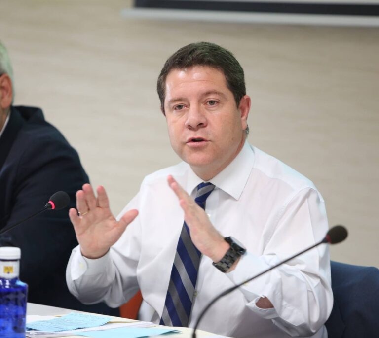 El TC tumba la reforma estrella de García Page de reducción de jornada laboral de sus funcionarios