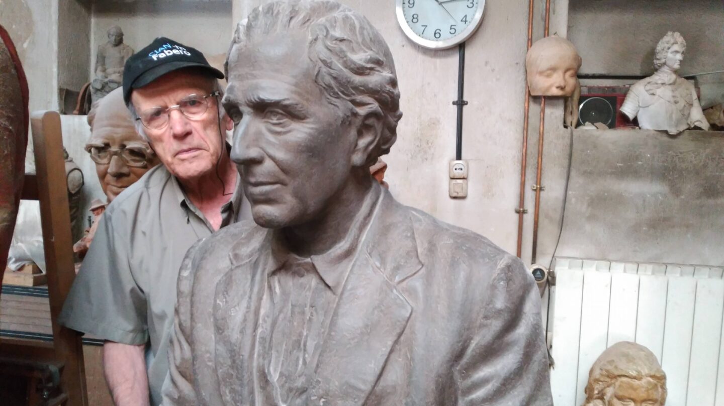 El escultor Julio López, junto al modelo en poliéster del monumento a Julián Besteiro en una imagen tomada en su estudio en 2016.