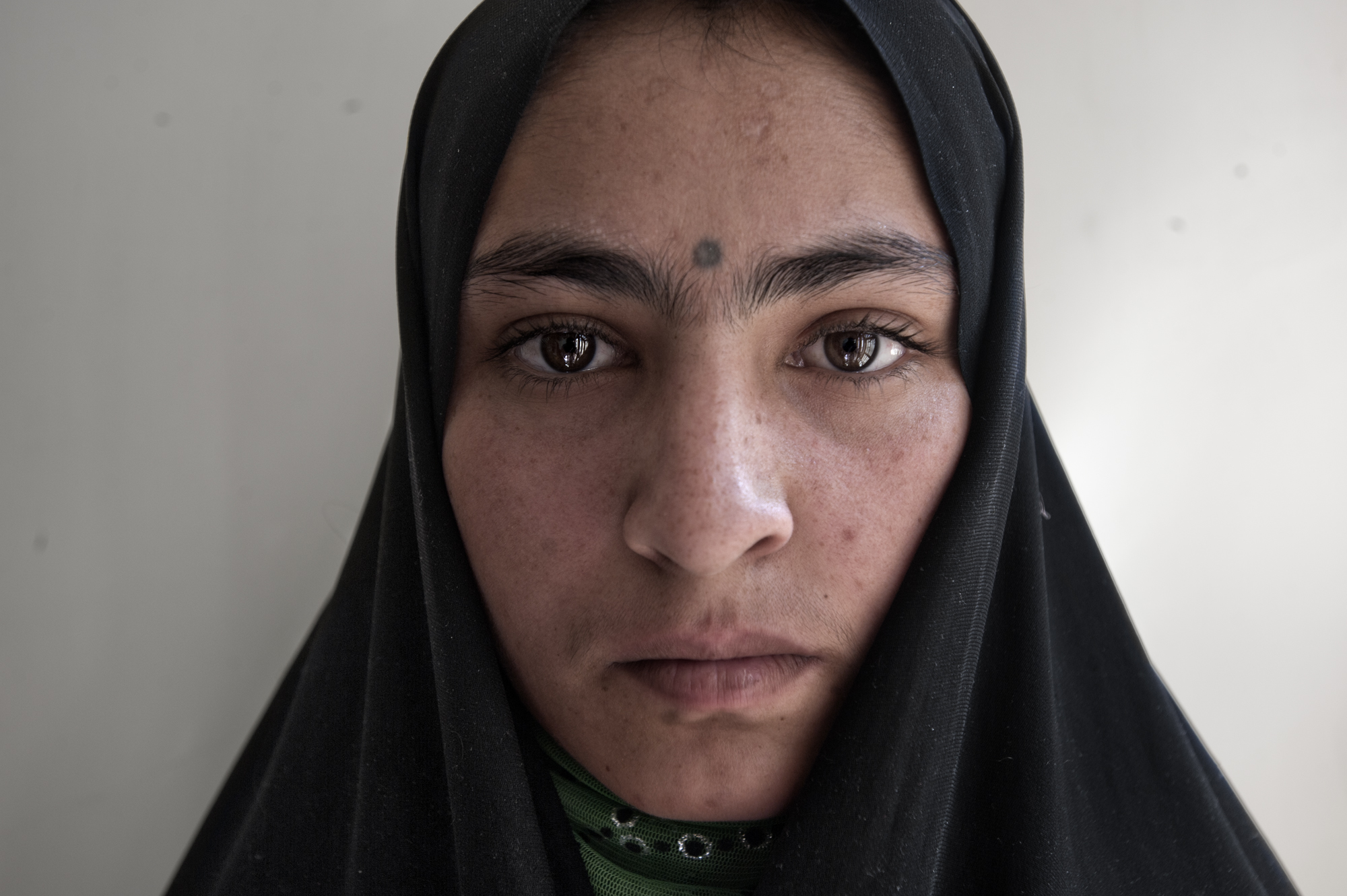 Masuma, mujer afgana de 18 años con burka, que lleva seis meses casada y quiere divorciarse.