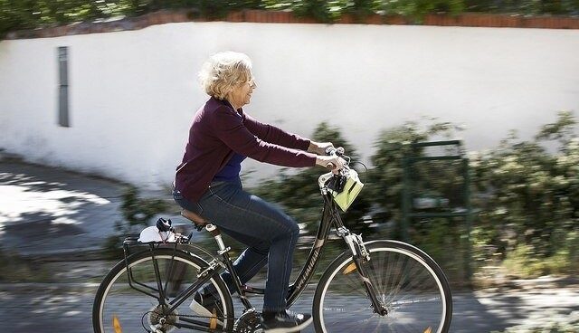 La alcaldesa de Madrid, Manuela Carmena, paseando en bici.