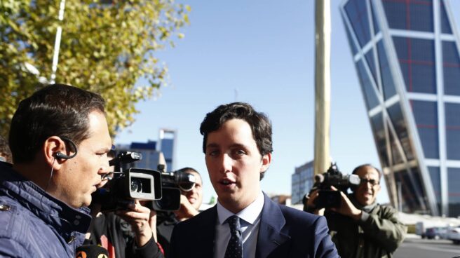 El pequeño Nicolás atiende a los periodistas a las puertas de los juzgados de Plaza de Castilla.