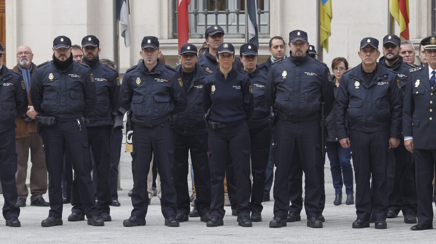 policías
