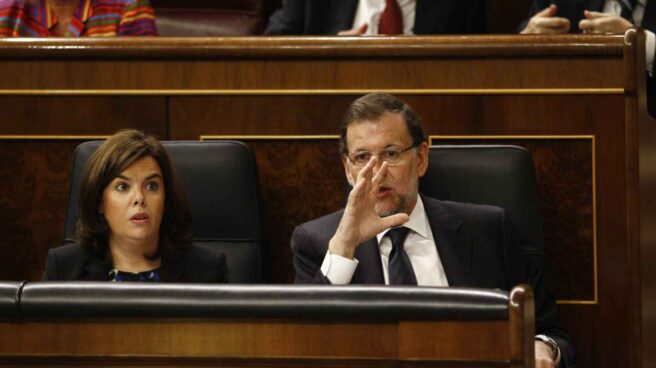El presidente del Gobierno, Mariano Rajoy, junto a la vicepresidenta, Soraya Sáenz de Santamaría.