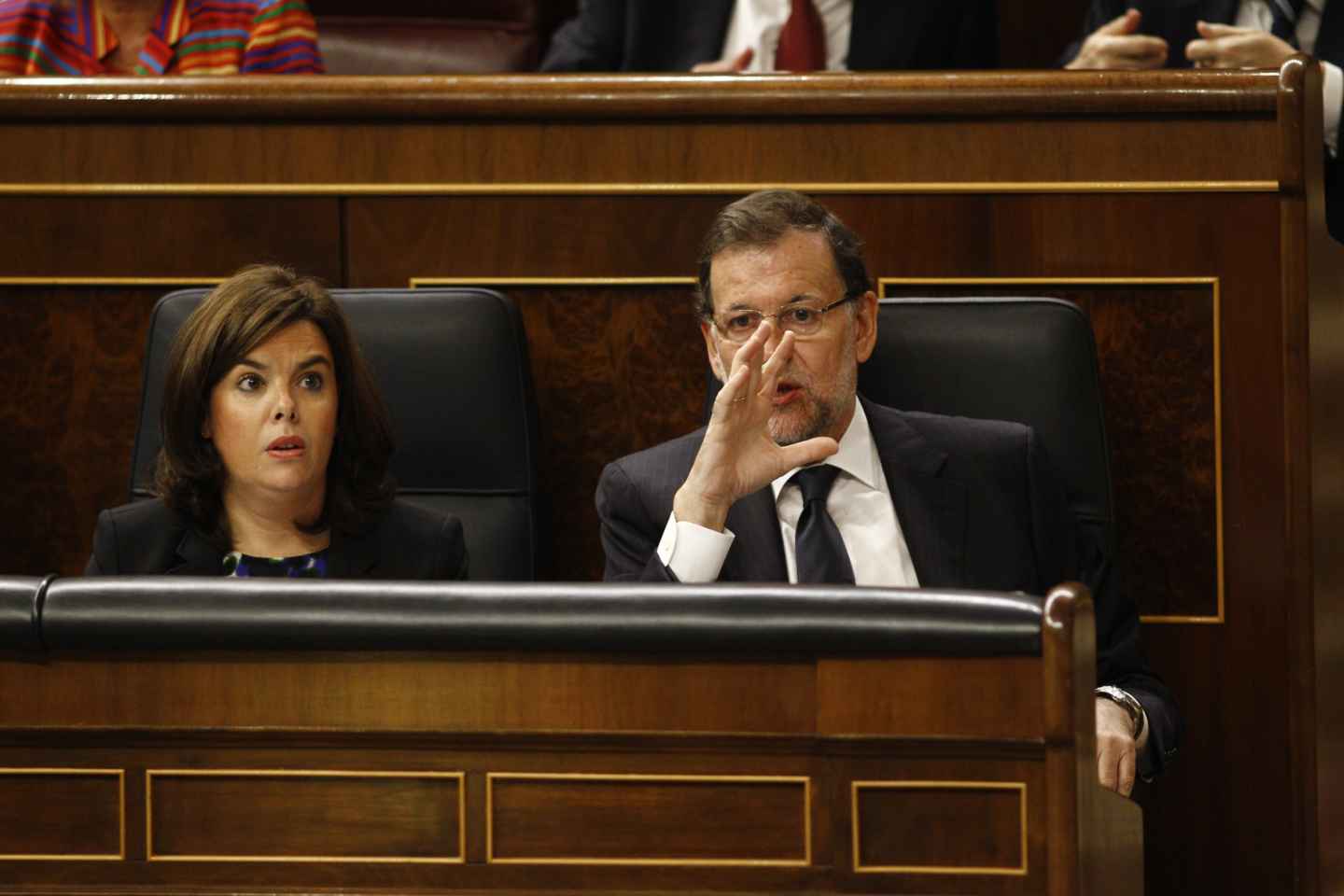 El presidente del Gobierno, Mariano Rajoy, junto a la vicepresidenta, Soraya Sáenz de Santamaría.