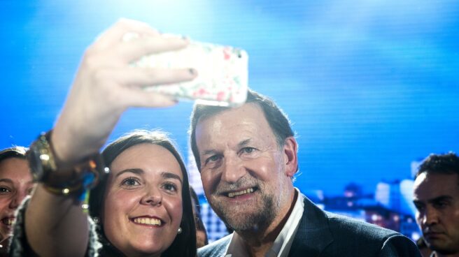 Mariano Rajoy posa para un 'selfie' durante la campaña electoral del 20-D.