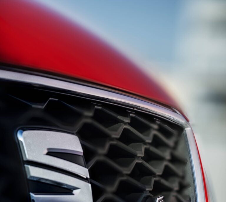 Seat y Orange sellan una alianza para impulsar el uso de los coches conectados