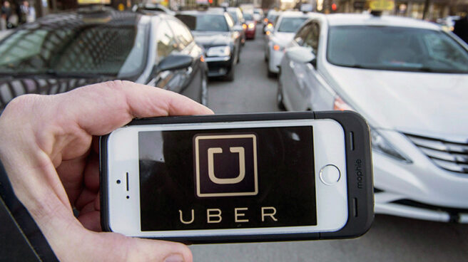 Uber Calgary 20160222 Un usuario con la app de Uber en su smartphone.
