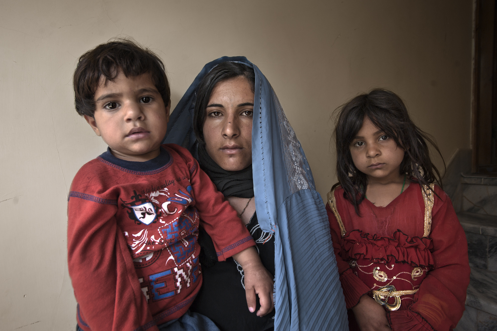 Zar Gul, mujer afgana con sus dos hijos, de cinco y dos años.
