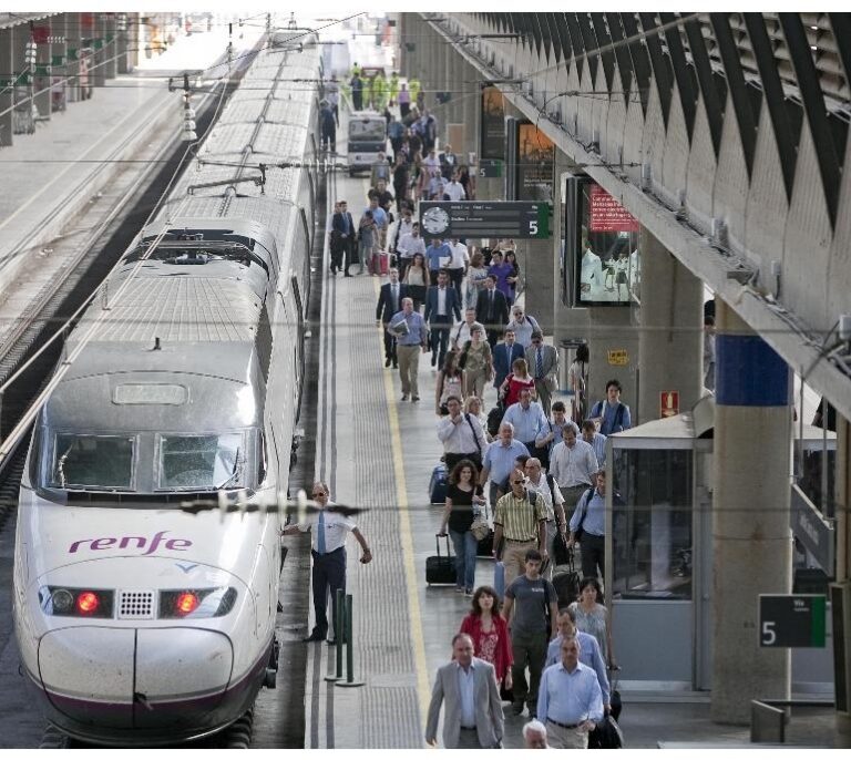 La liberalización del AVE Madrid-Valencia, un año aparcada en un cajón de Fomento