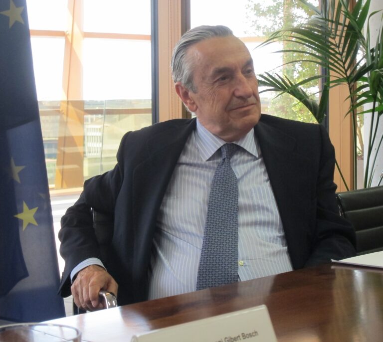El Gobierno y la CNMC pelean por el control del recibo de la luz