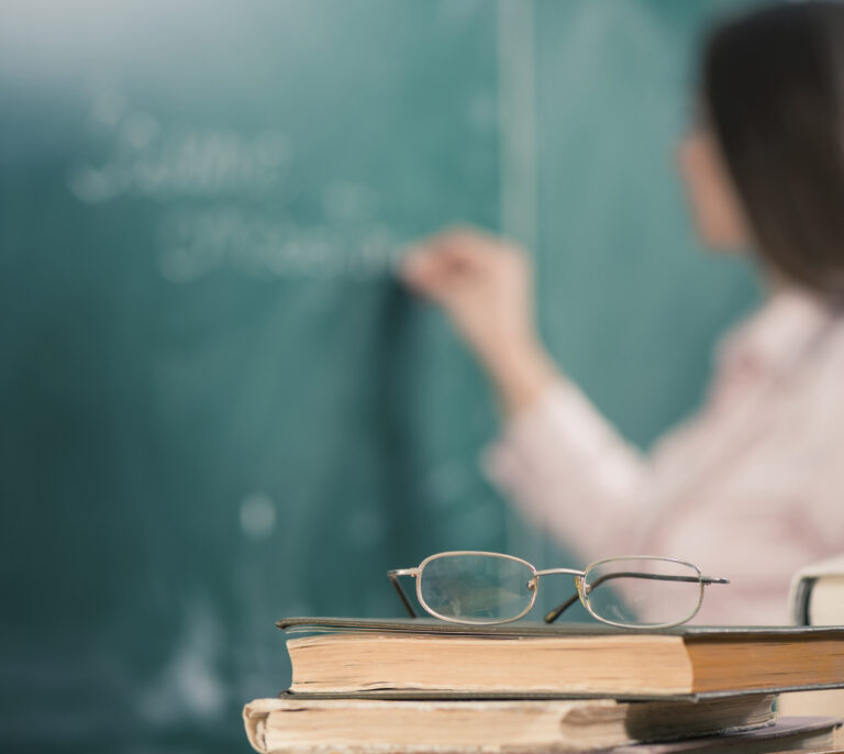 Un juez abre la puerta a que 25.000 profesores asociados sean fijos