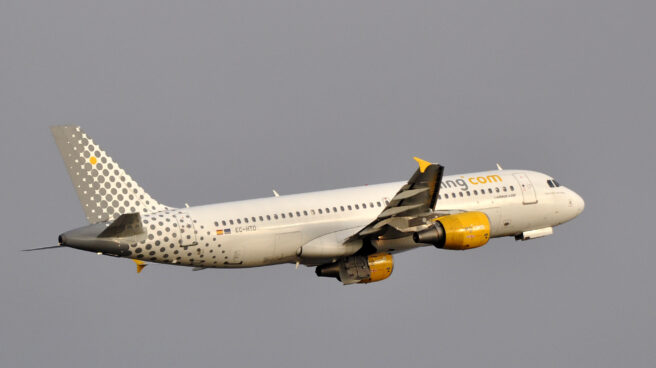 Imagen de un avión de vueling en el aire