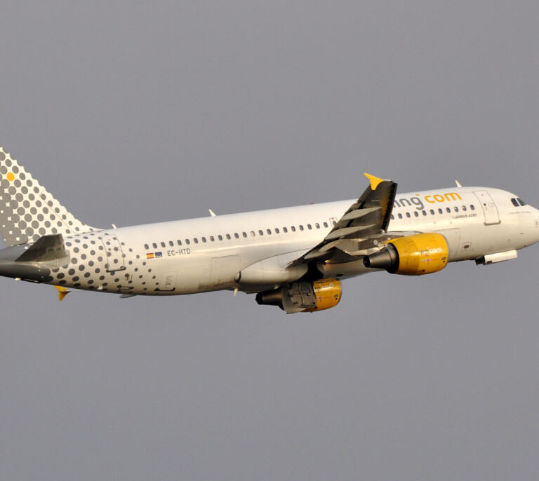 Los pilotos de Vueling exigen una subida salarial del 30% para suspender la huelga