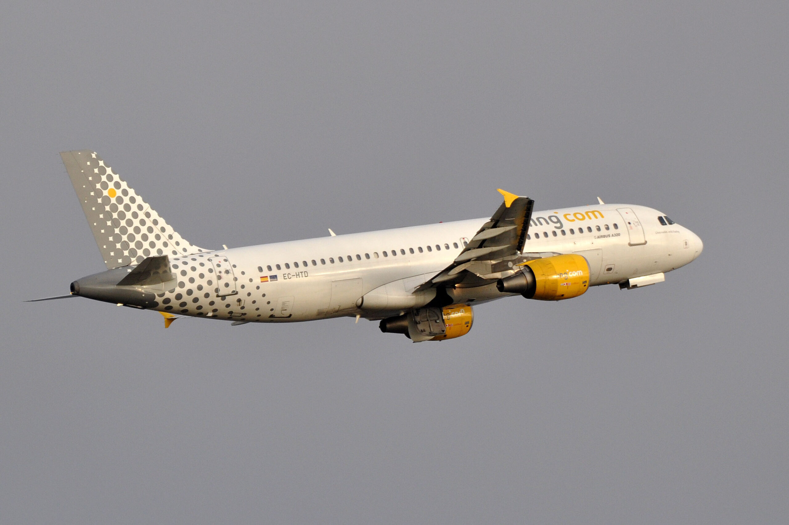 Imagen de un avión de vueling en el aire