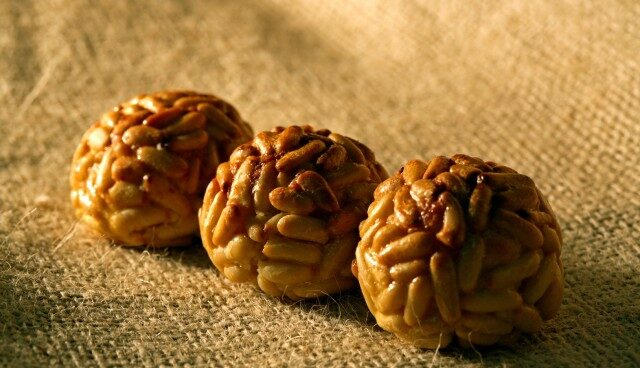1438257002 Los panellets son un dulce típico de Todos los Santos en la zona levantina.