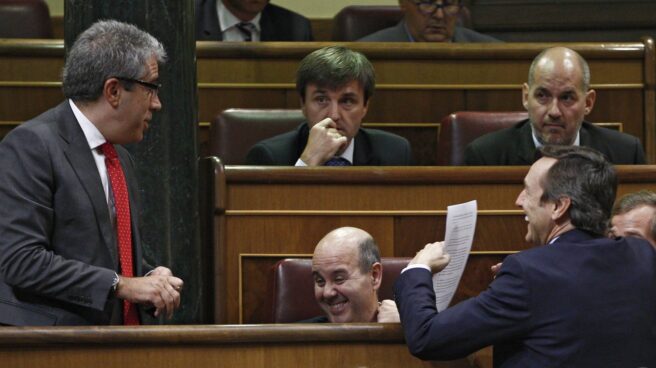 Francesc Homs, en el Congreso de los Diputados, charlando con Rafael Hernando.
