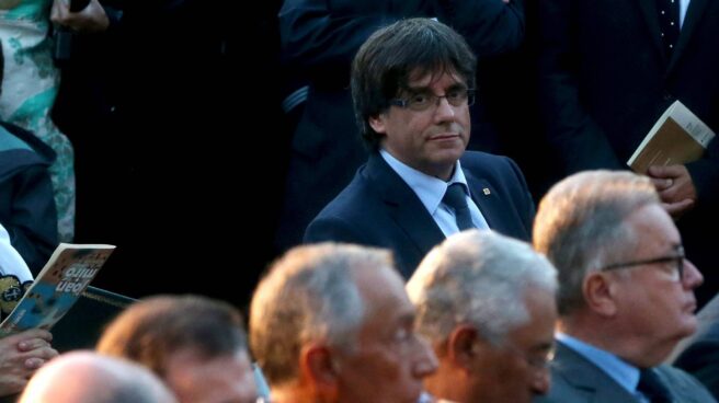 Carles Puigdemont, junto a Mariano Rajoy, el viernes durante un acto en Oporto.