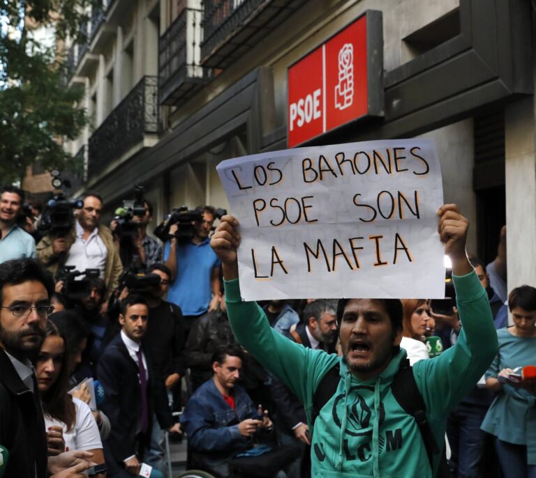 La crispación se instala en (la calle) Ferraz