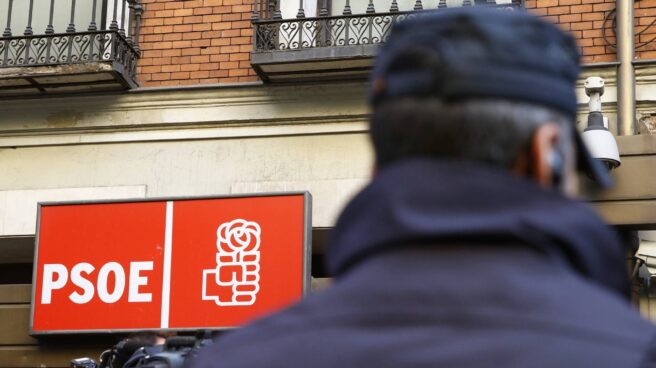 La Policía reduce y detiene a un hombre que gritaba "viva España" en la puerta de la sede del PSOE