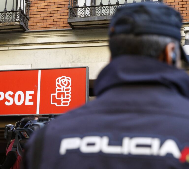La Policía reduce y detiene a un hombre que gritaba "viva España" en la puerta de la sede del PSOE