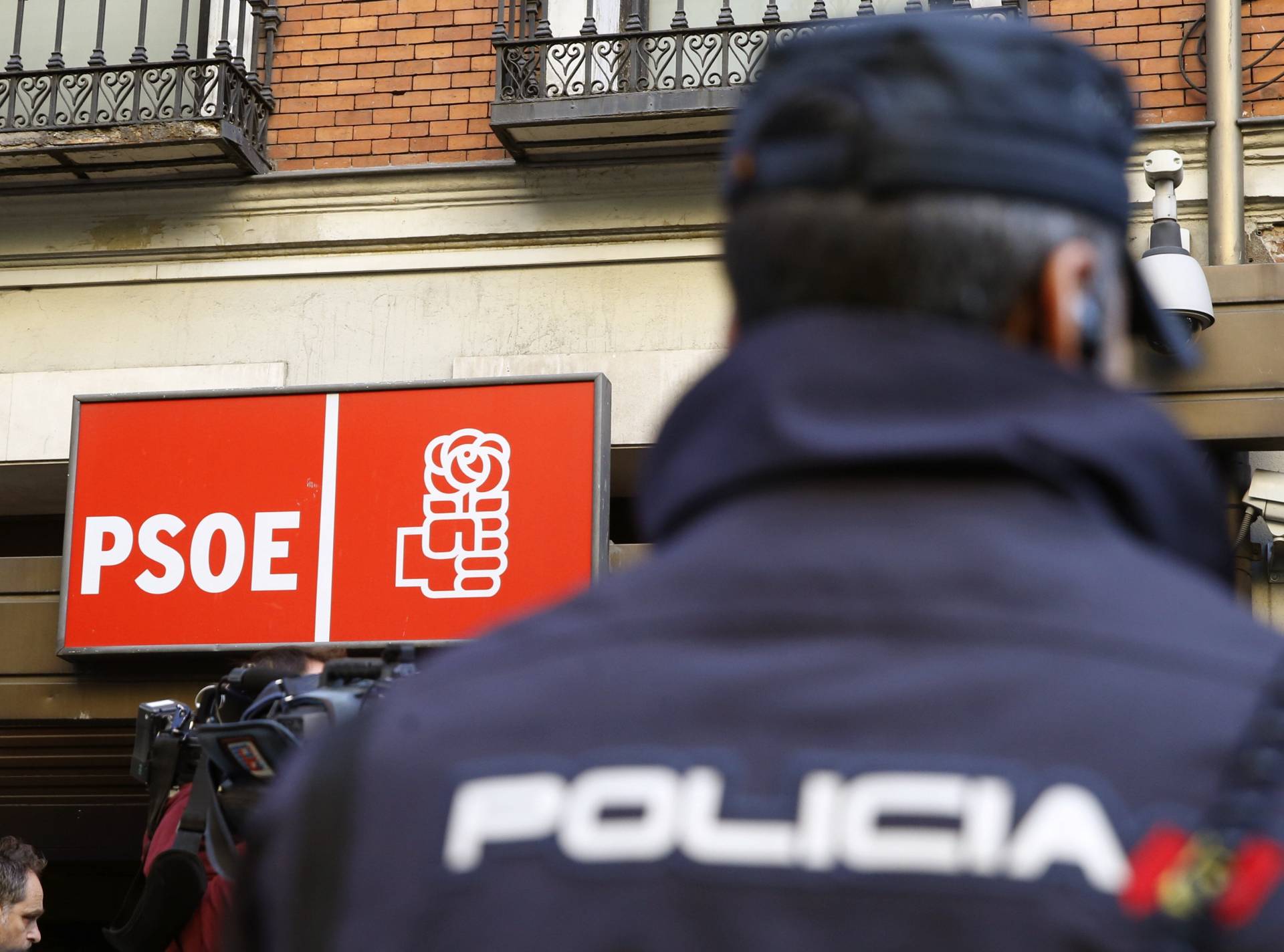 La Policía reduce y detiene a un hombre que gritaba "viva España" en la puerta de la sede del PSOE