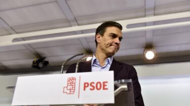 Pedro Sánchez se reúne con diputados afines y les pide "tranquilidad y normalidad"