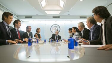 Rajoy reprocha al PSOE que nadie “levante la mano para decir que quiere abstenerse”