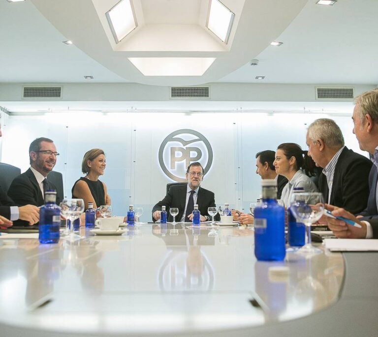 Rajoy reprocha al PSOE que nadie “levante la mano para decir que quiere abstenerse”