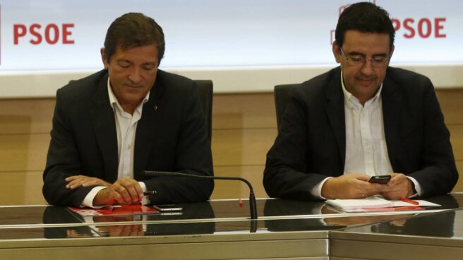 El presidente y el portavoz de la gestora del PSOE, Javier Fernández y Mario Jiménez.