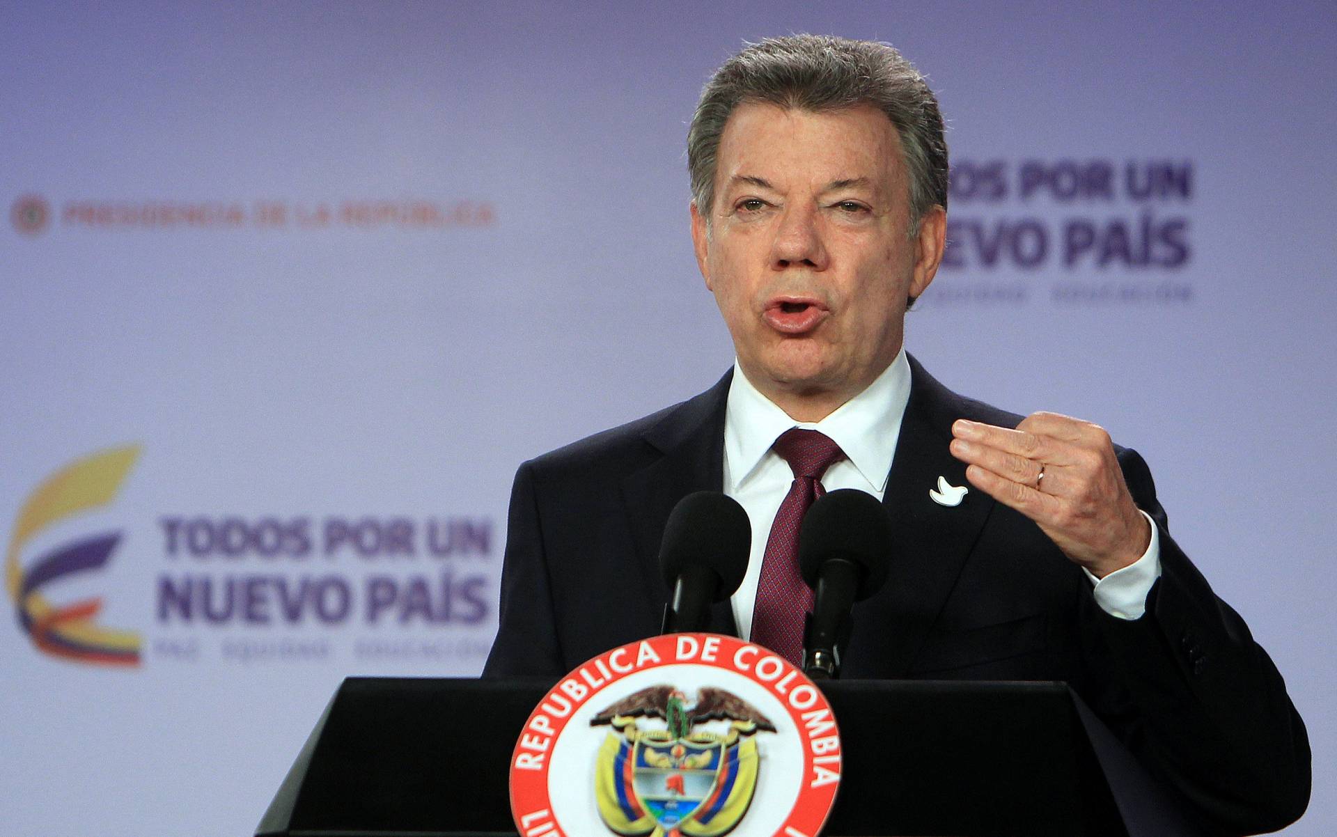 El Premio Nobel de la Paz 2016 'bendice' a Santos por el proceso en Colombia