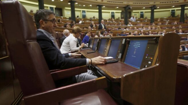 Patxi López junto al asiento de Pedro Sánchez