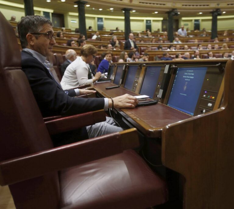 Una docena de diputados socialistas mantienen su 'no' a Rajoy