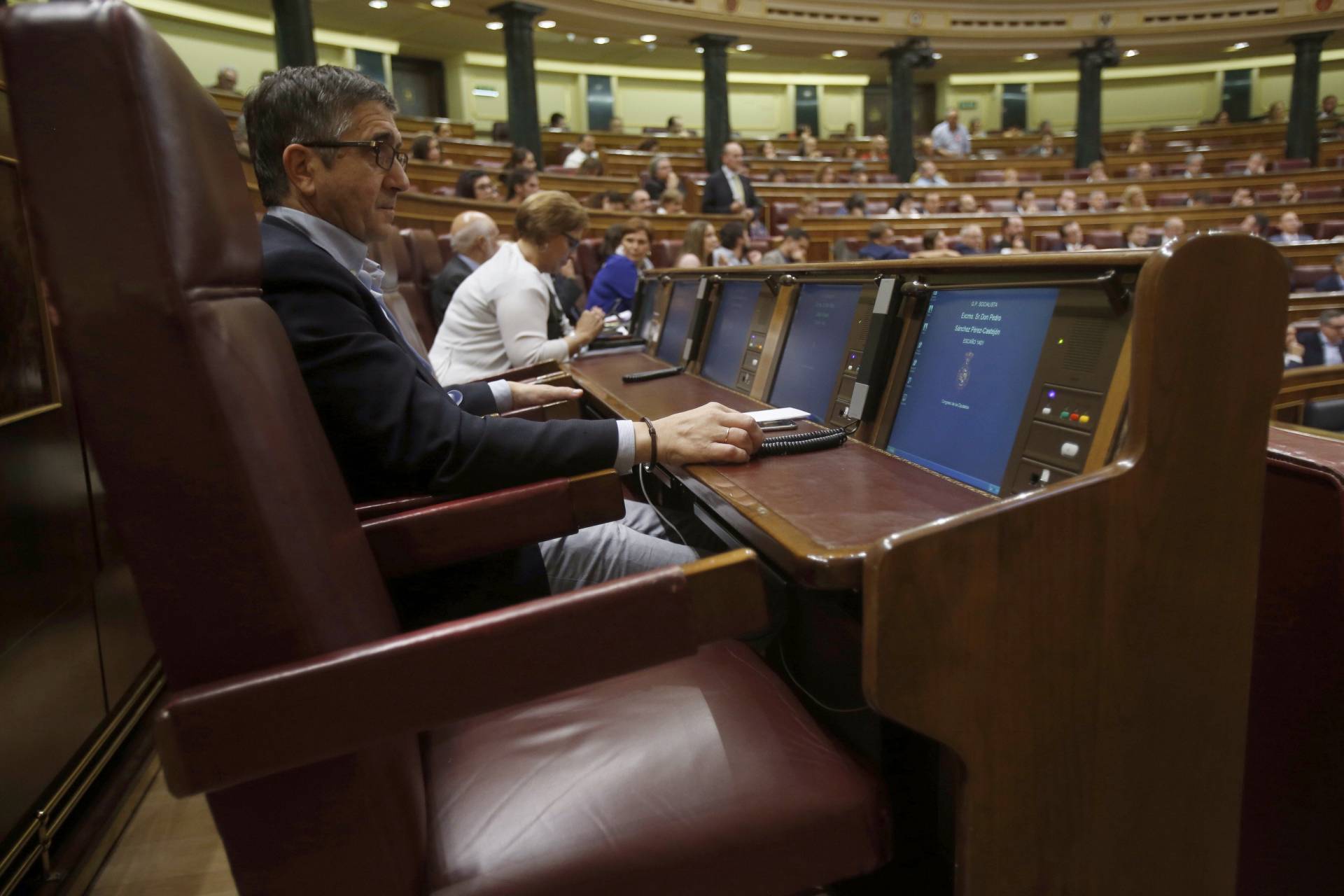Una docena de diputados socialistas mantienen su 'no' a Rajoy