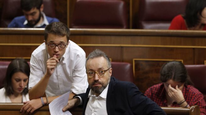 636112026724011640 Íñigo Errejón habla con Juan Carlos Girauta, portavoz de Ciudadanos en el Congreso.