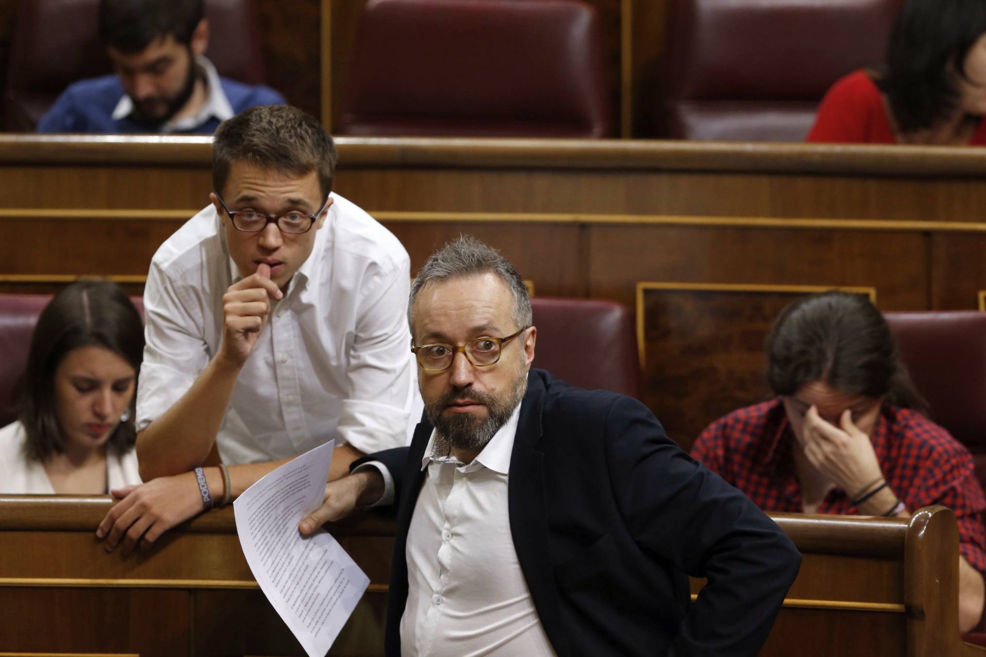 Íñigo Errejón habla con Juan Carlos Girauta, portavoz de Ciudadanos en el Congreso.