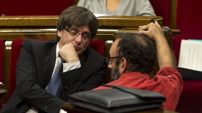 El presidente de la Generalitat, Carles Puigdemont, habla con el diputado de la CUP, Benet Salellas. El presidente de la Generalitat, Carles Puigdemont, habla con el diputado de la CUP, Benet Salellas.