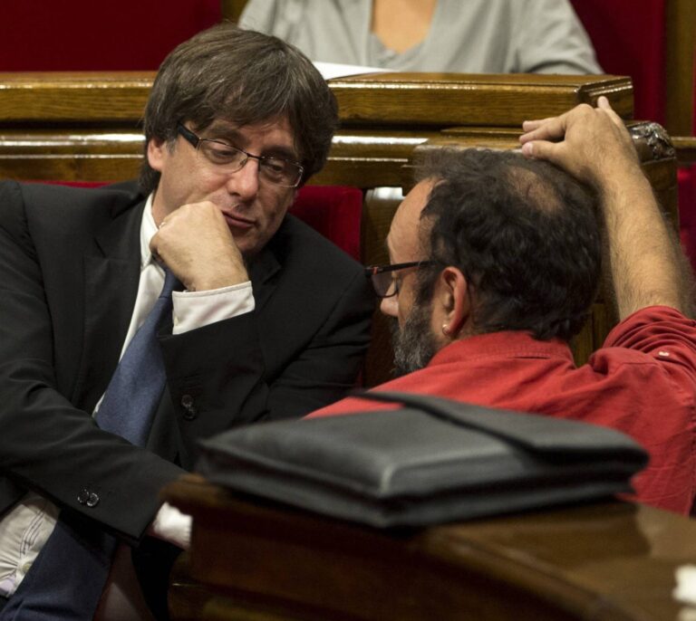 Puigdemont sigue ligado a la CUP mientras los afines a Podemos mantienen la distancia