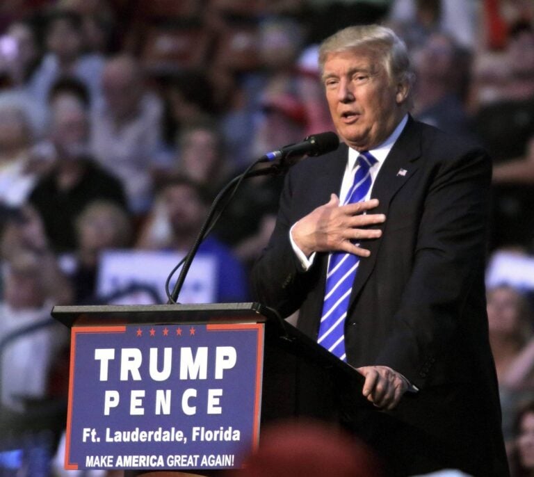 Trump, oídos sordos a las deserciones