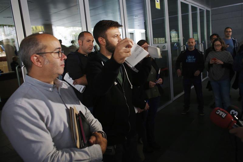 El primer teniente de alcalde en Badalona, Oriol Lladó (i), y el tercer teniente de alcalde, Josep Téllez (2i), rompen la resolución del juez,