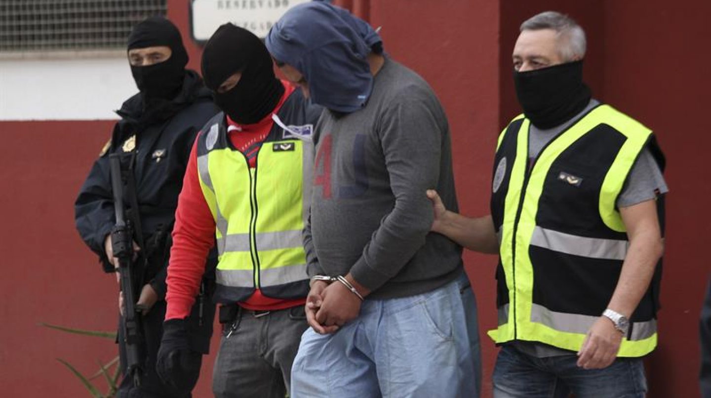 Momento en que la Policía Nacional detiene en Ceuta a un individuo que formaba parte de una célula yihadista.
