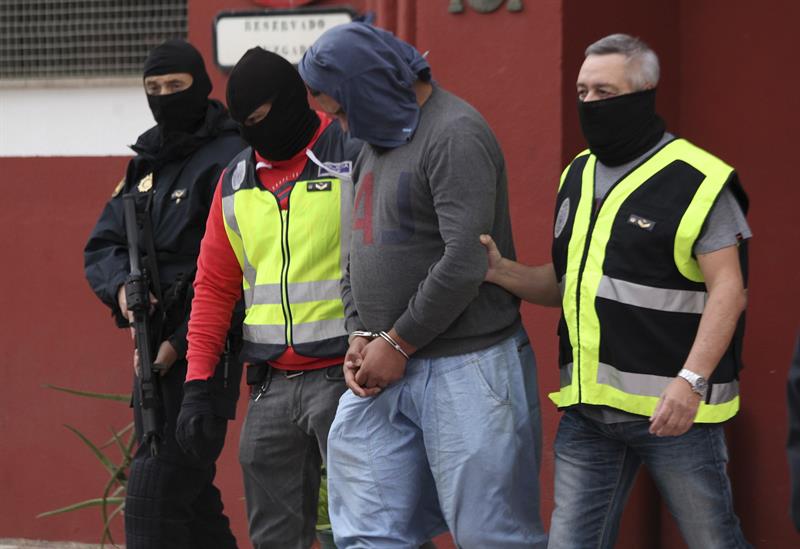 Momento en que la Policía Nacional detiene en Ceuta a un individuo que formaba parte de una célula yihadista.