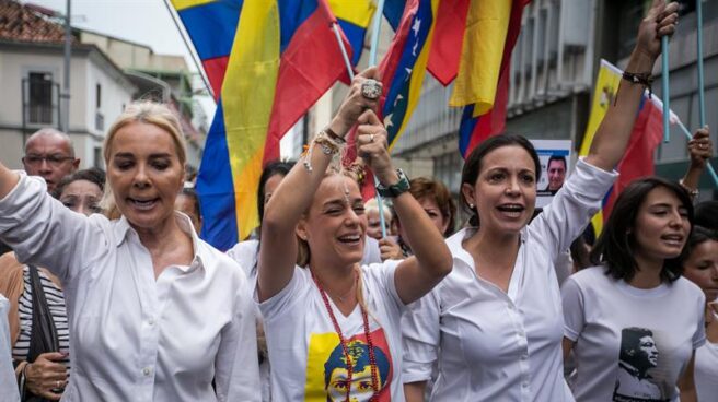 La esposa de Leopoldo López, junto a María Corina Machado, en una manifestación en Caracas contra Maduro.