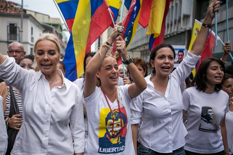 La esposa de Leopoldo López, junto a María Corina Machado, en una manifestación en Caracas contra Maduro.