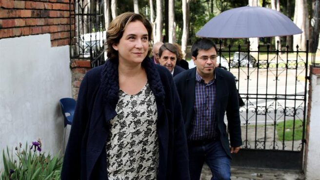 La alcaldesa de Barcelona, Ada Colau, junto a su 'número dos', Gerardo Pisarello.